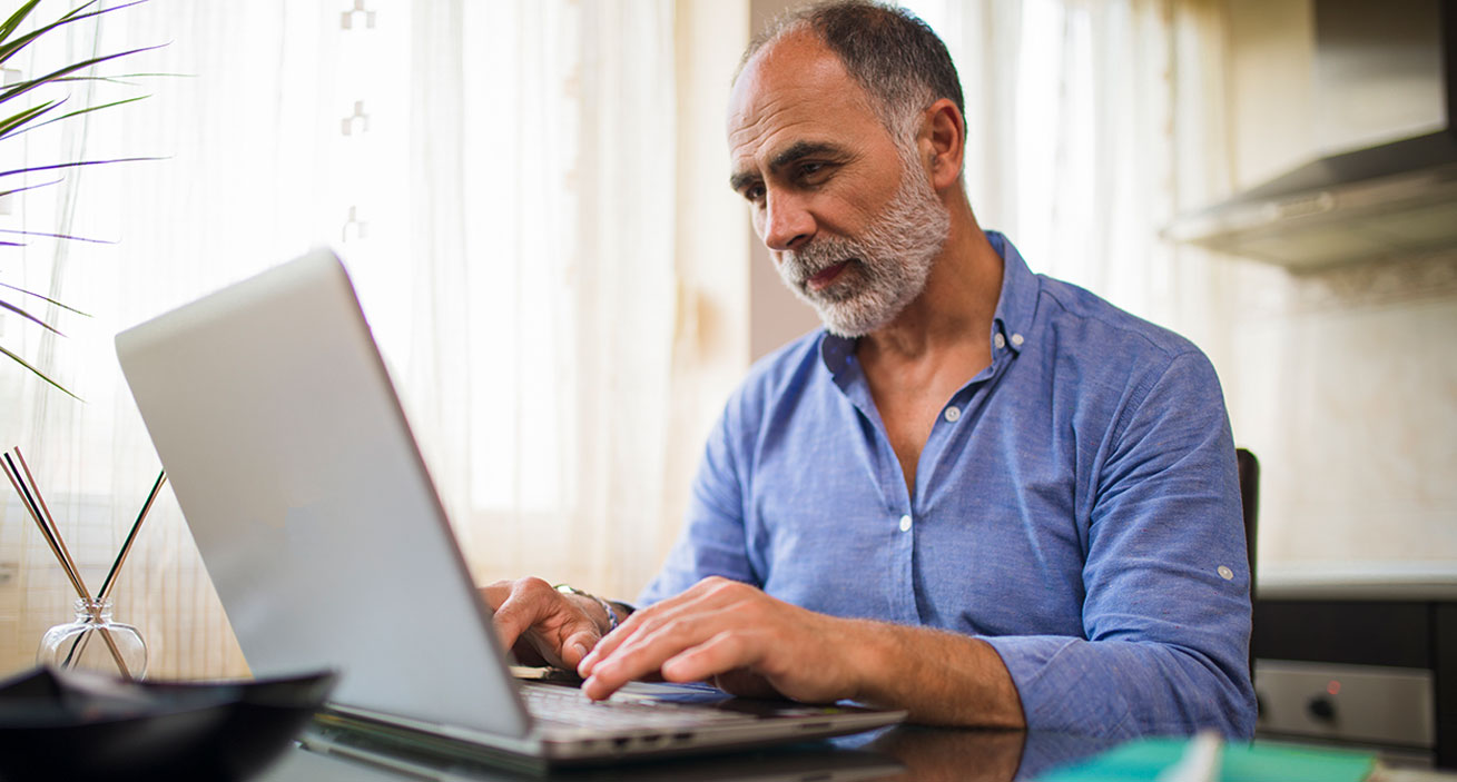 Homem em frente a um computador