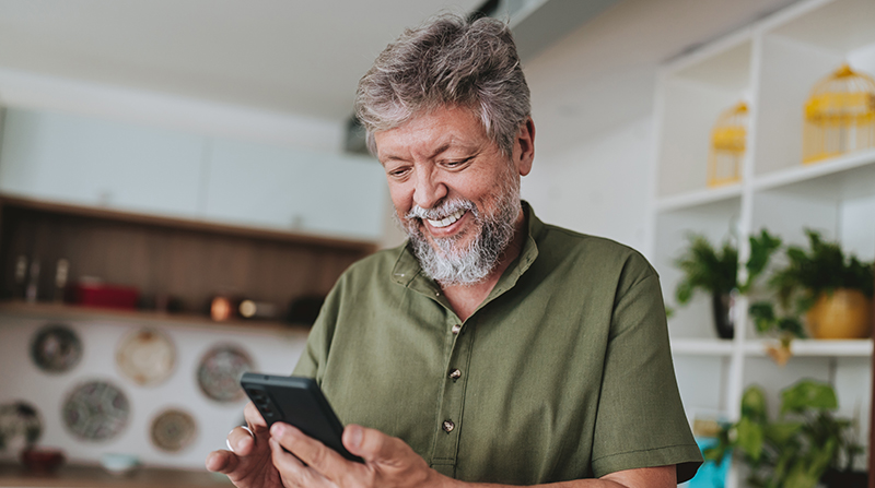 Homem utilizando o smartphone