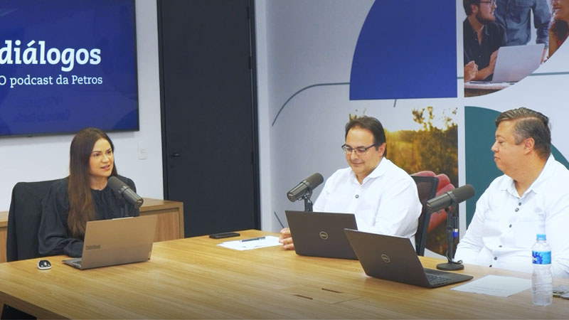 Antonia Moraes (gerente de comunicação), Marco Aurelio Viana (presidente interino) e Gustavo Gazaneo (diretor de investimentos) em sala de reunião na sede da Petros durante gravação de episódio de videocast