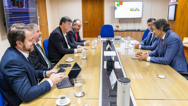 O presidente da Petros, Henrique Jäger, e os dirigentes da Previ, Funcef e Postalis em reunião com o ministro da Fazenda, Fernando Haddad