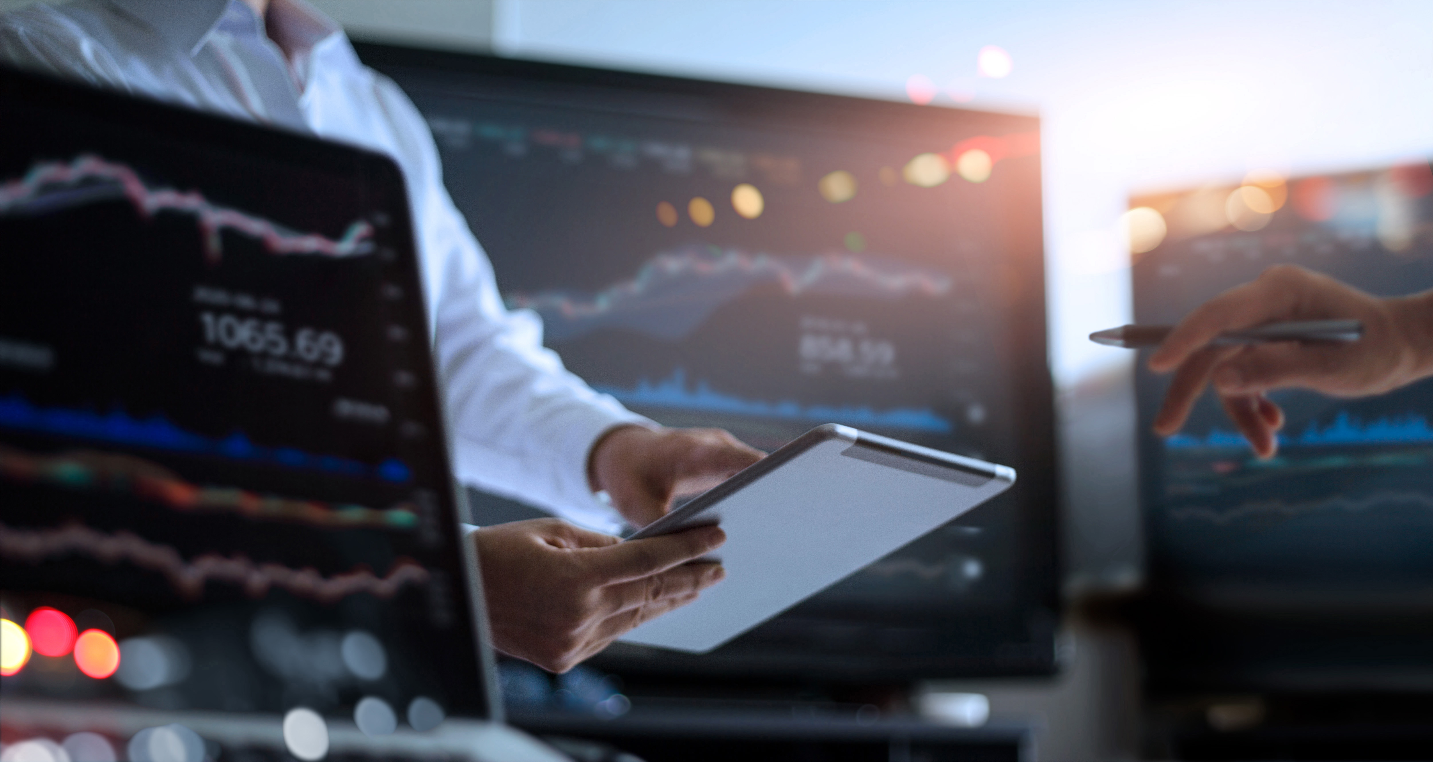 Pessoas com gráficos de investimentos