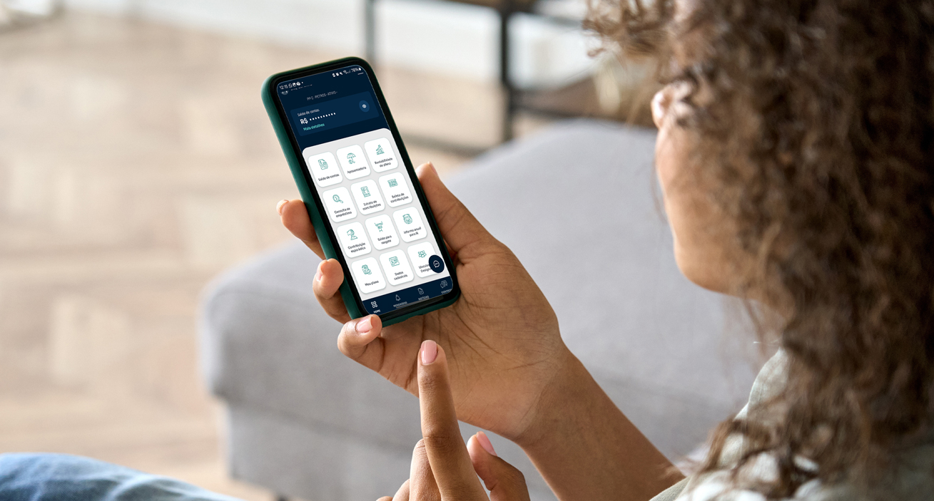 Mulher usando aplicativo Petros no celular para consultar vinculados e designados